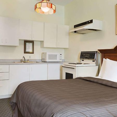 Days Inn By Wyndham Toronto East Beaches Екстериор снимка