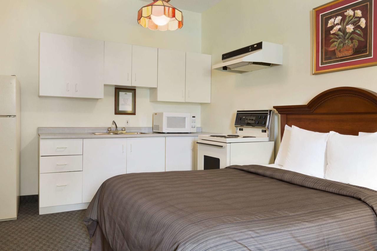 Days Inn By Wyndham Toronto East Beaches Екстериор снимка