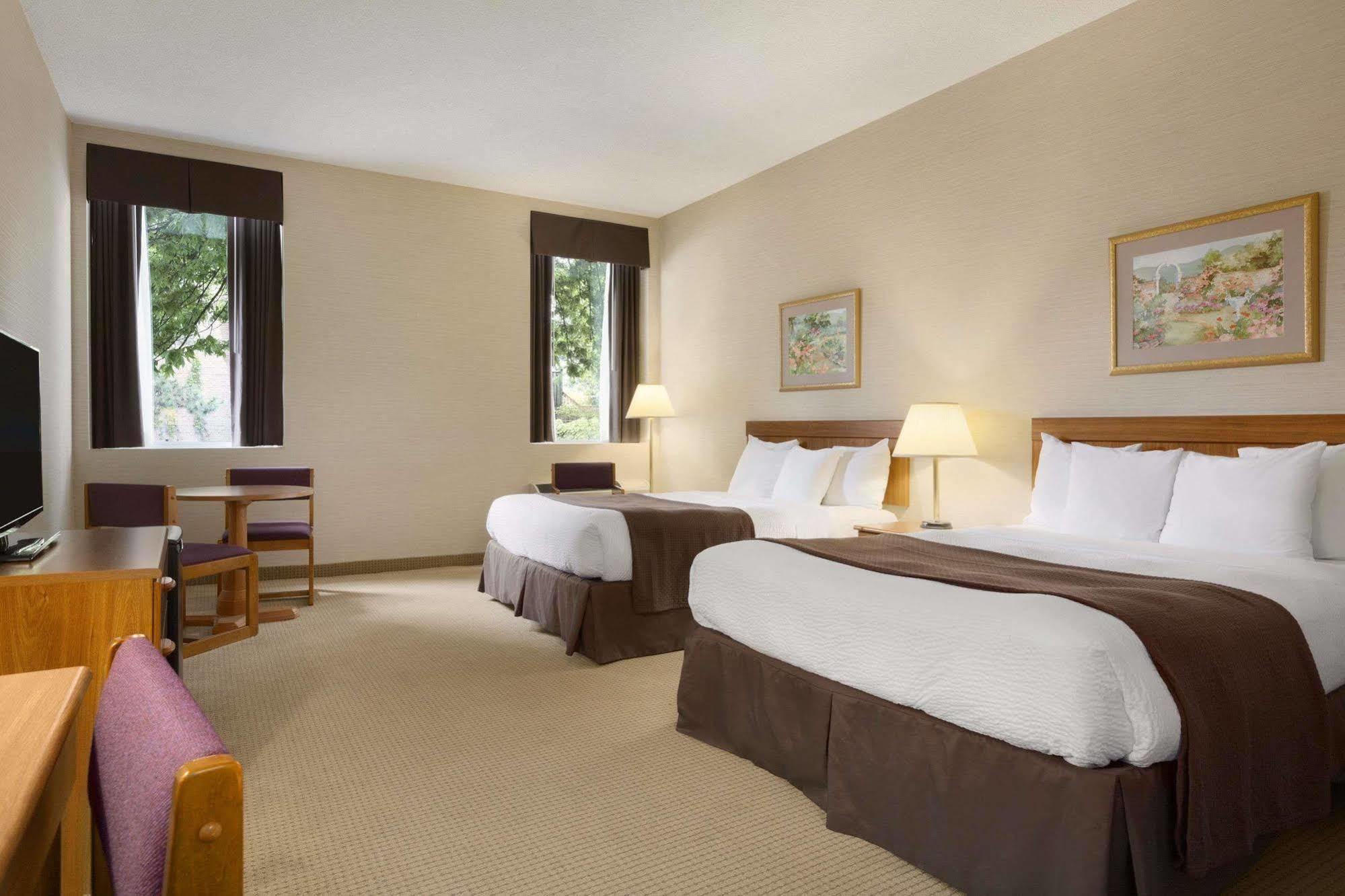 Days Inn By Wyndham Toronto East Beaches Екстериор снимка
