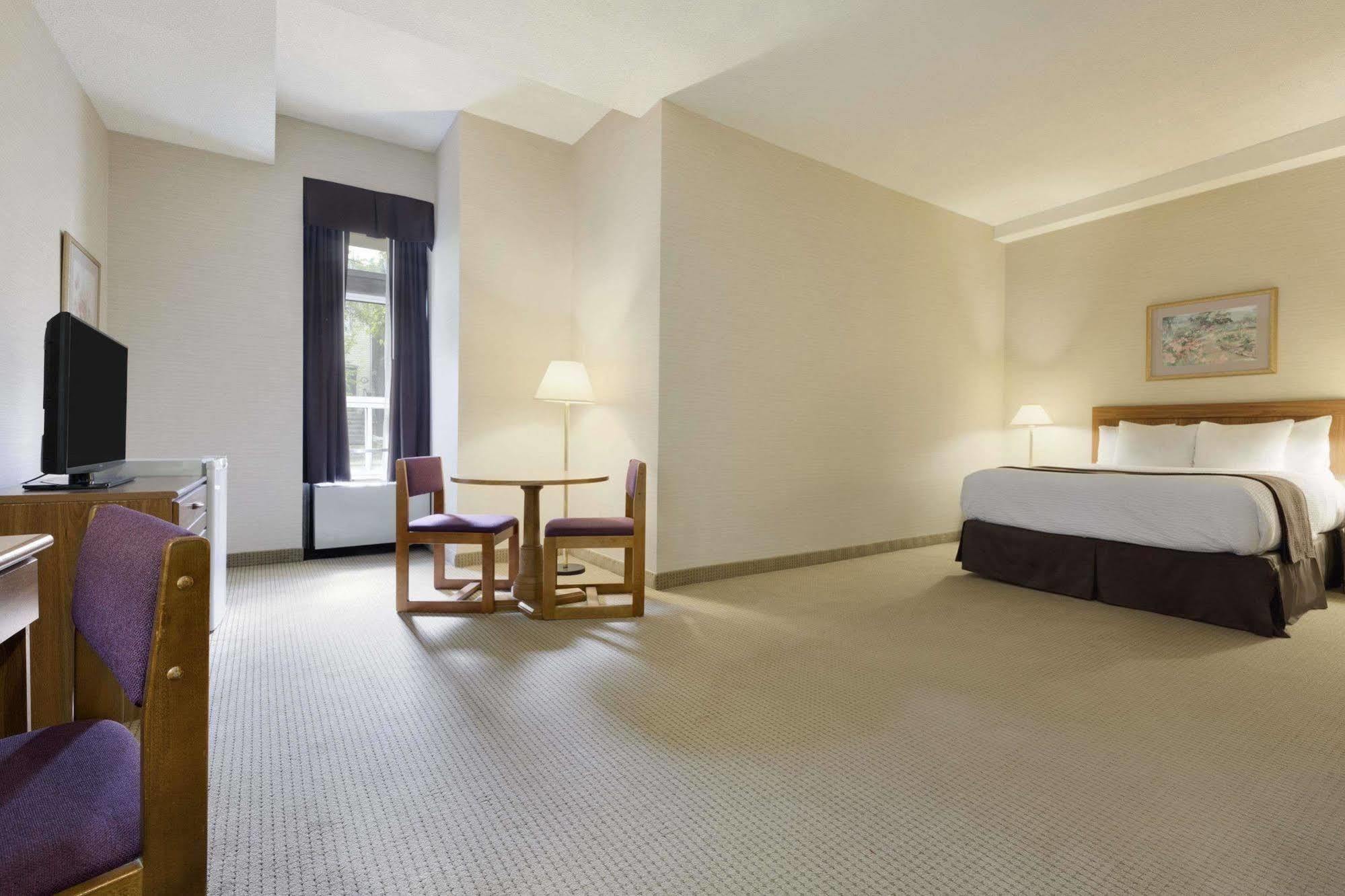 Days Inn By Wyndham Toronto East Beaches Екстериор снимка